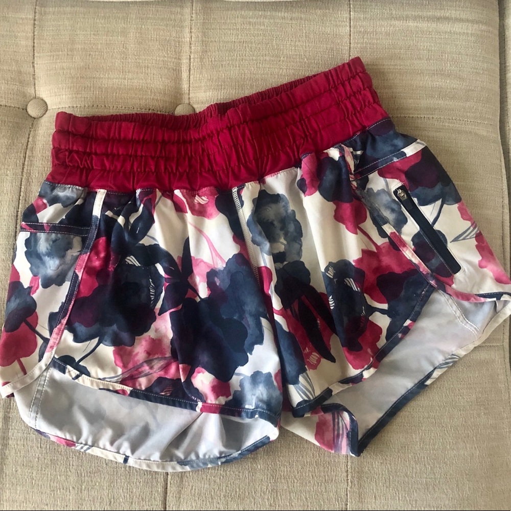 RARE!! Lululemon Tracker II Short: Inky Floral, 8